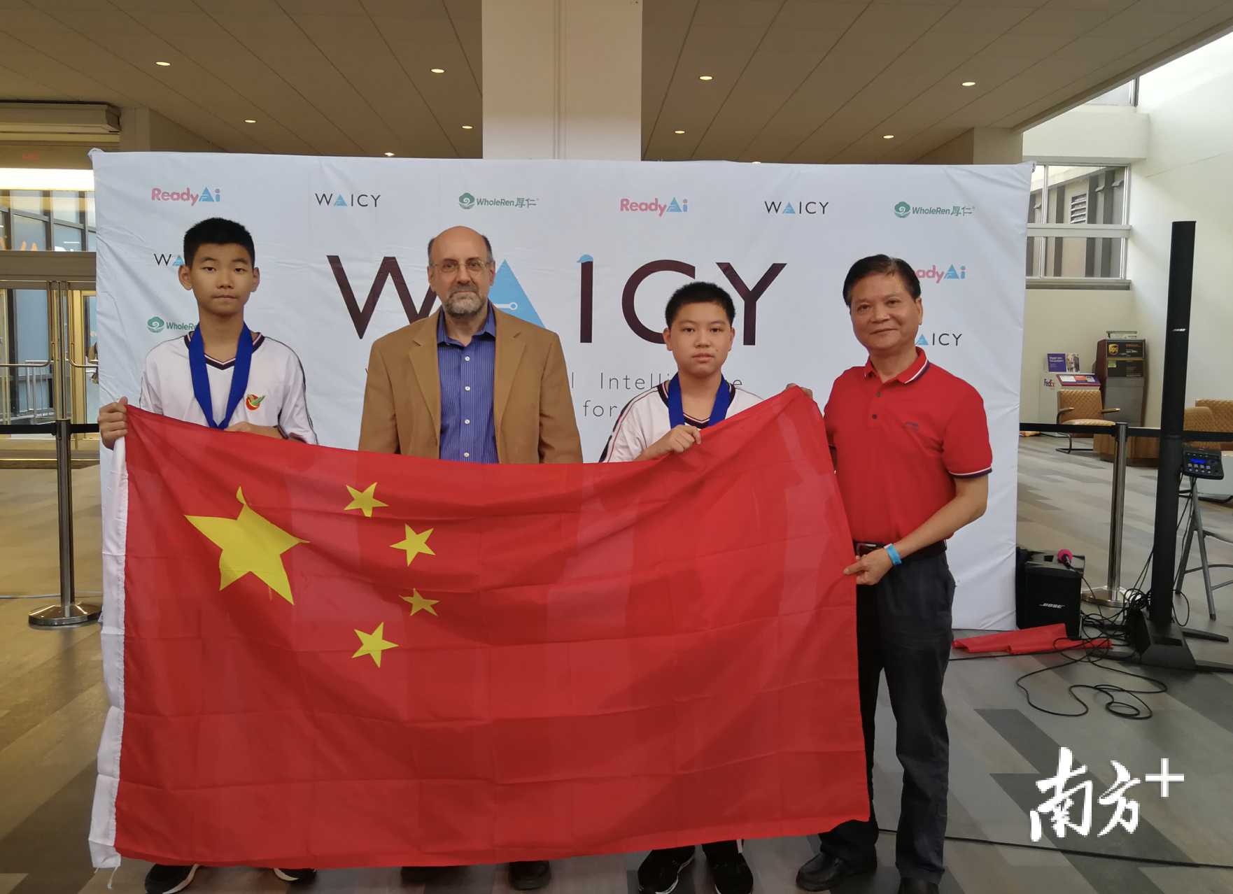 前往美国参赛的九江镇初级中学学子卢星羽（右二）和毛子明（左一），以及带队老师刘志伟（右一）。 受访者供图