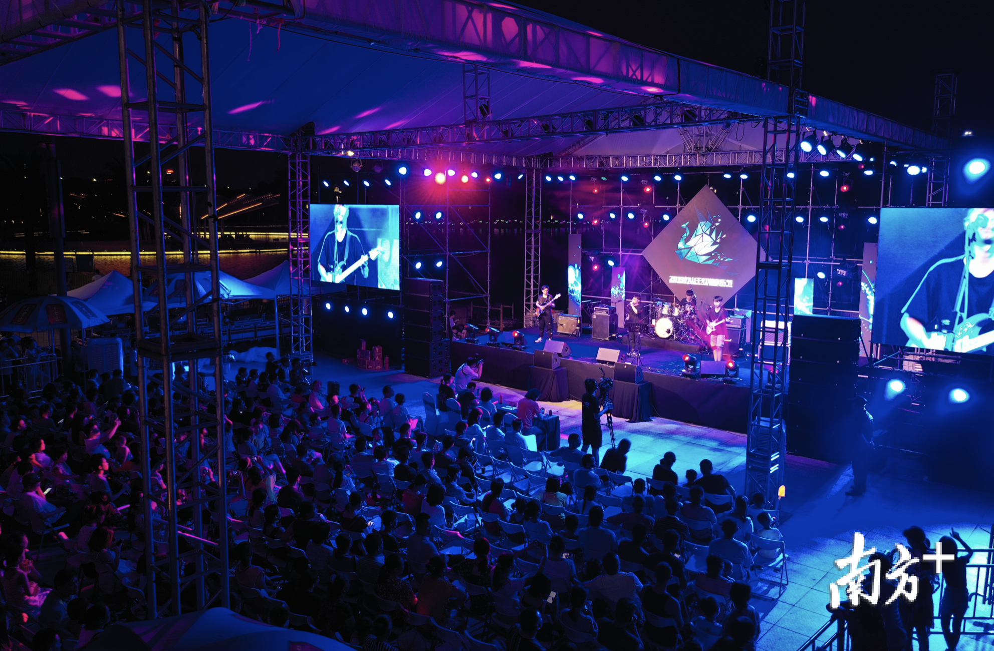 2019佛山千灯湖音乐节原创组赛事在佛山市南海区文翰湖公园举行，吸引不少市民群众围观。主办方供图