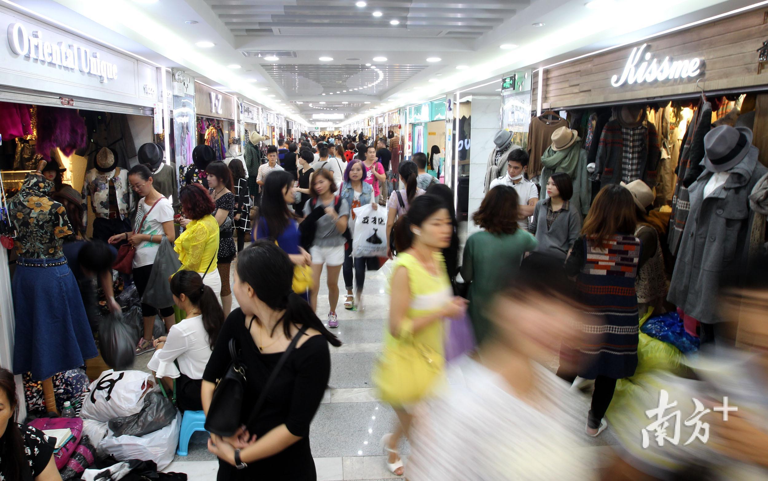 流花商圈的服装批发市场每天都吸引大批客流。南方日报记者 李细华 摄