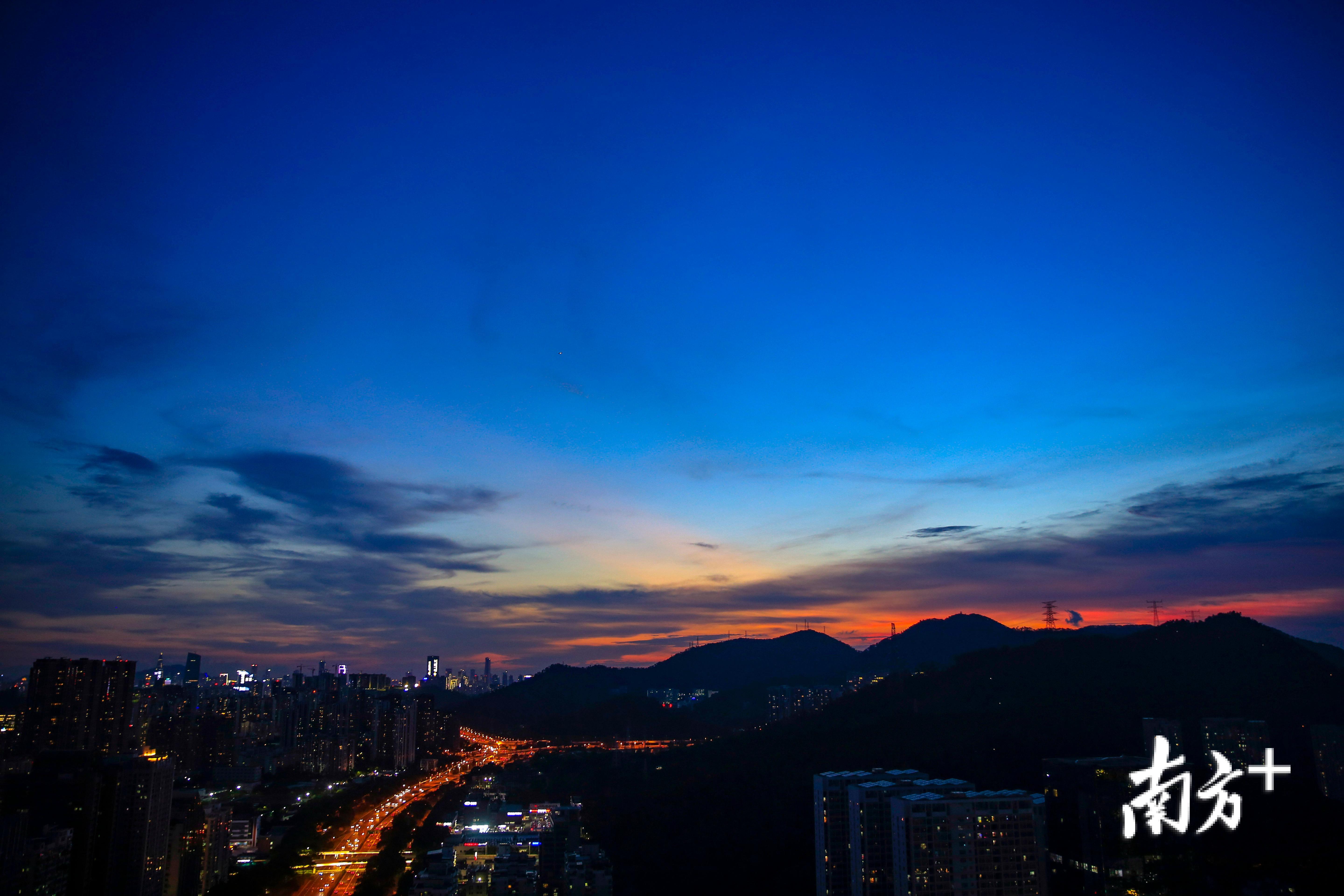 7月28日傍晚,晚霞染红深圳中心区上空.