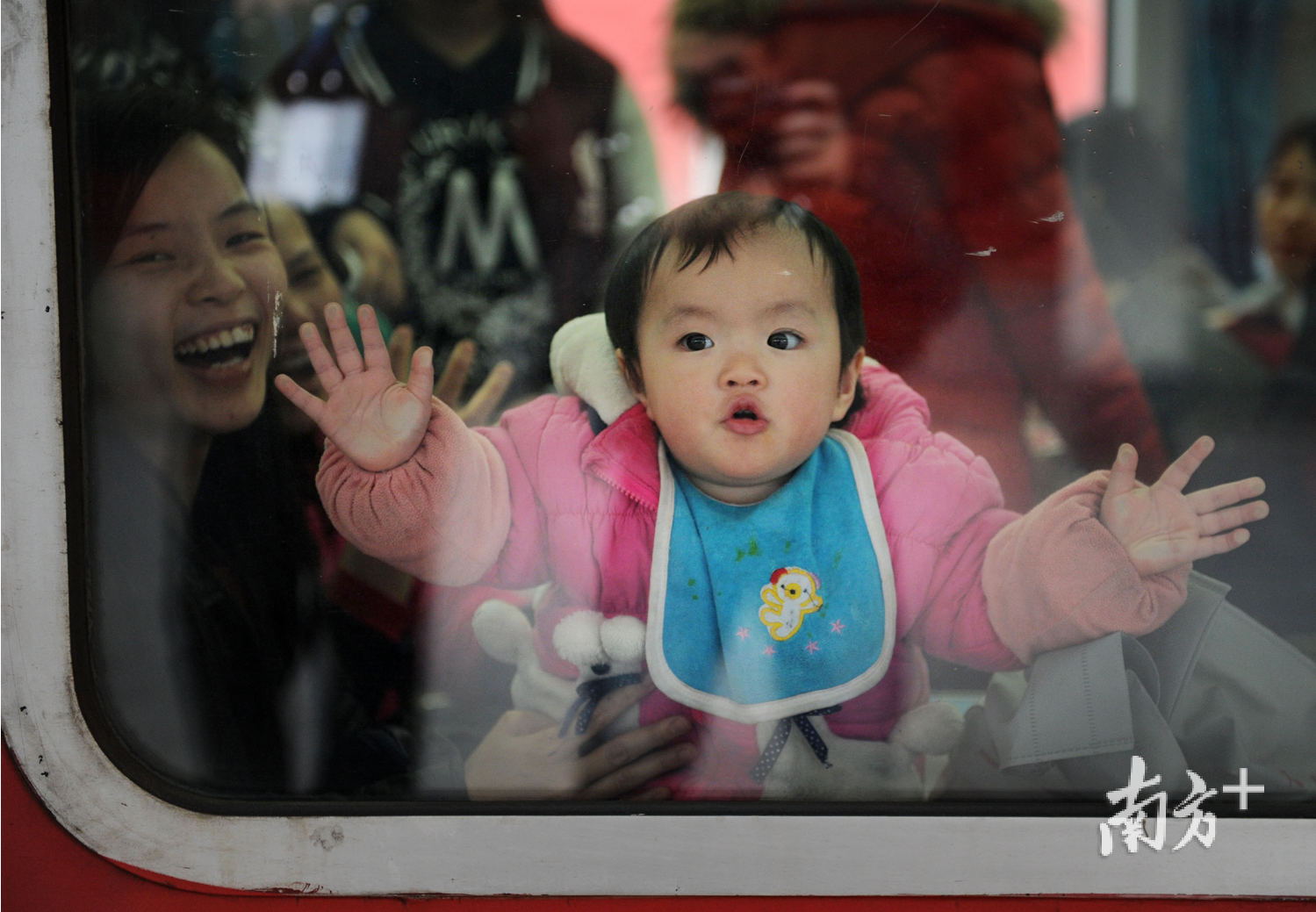 终于可以赶在除夕前回到家过团圆年，广州火车站，一返乡旅客抱着小孩笑开了花。 南方日报记者 肖雄 摄