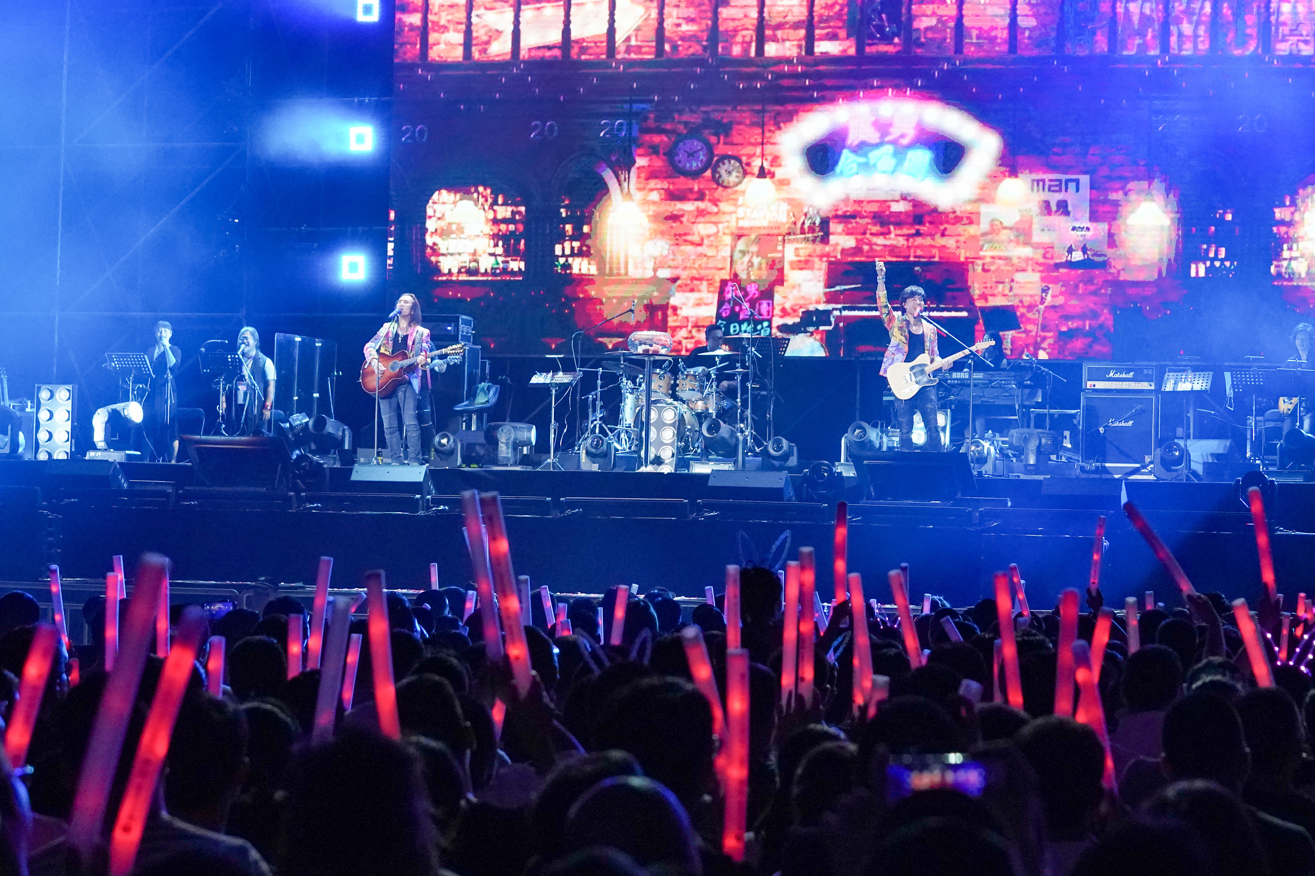 正文 7月27日晚,由聚橙主办的"跟动力合唱"动力火车20年巡回演唱会在