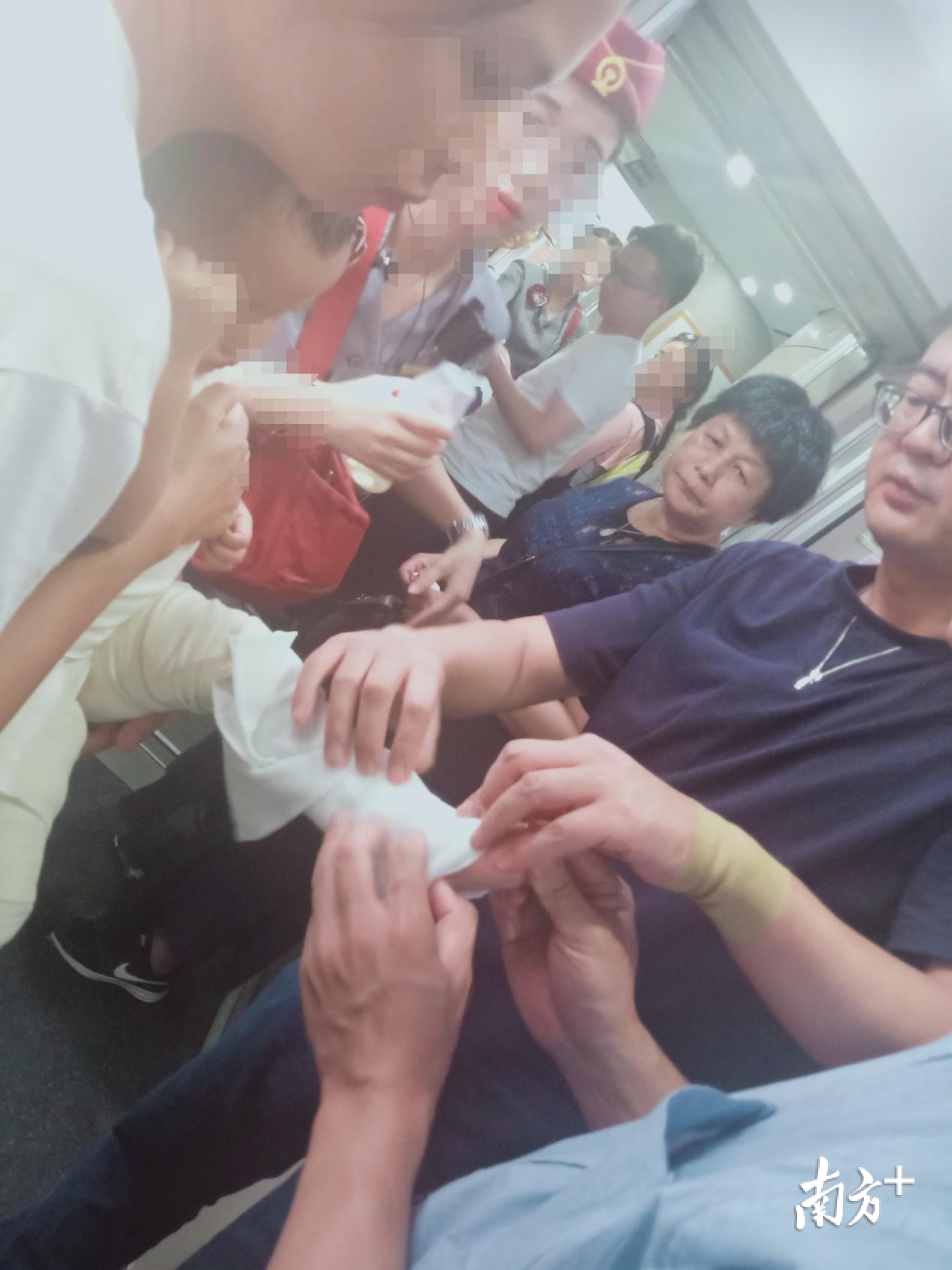 患儿被接到龙华人民医院治疗 患儿被接到龙华人民医院治疗