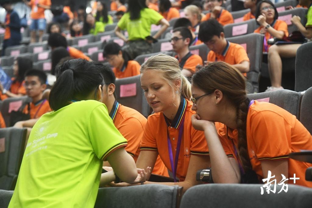 现场，来自不同国家的营员们互相交流。曾建平 摄