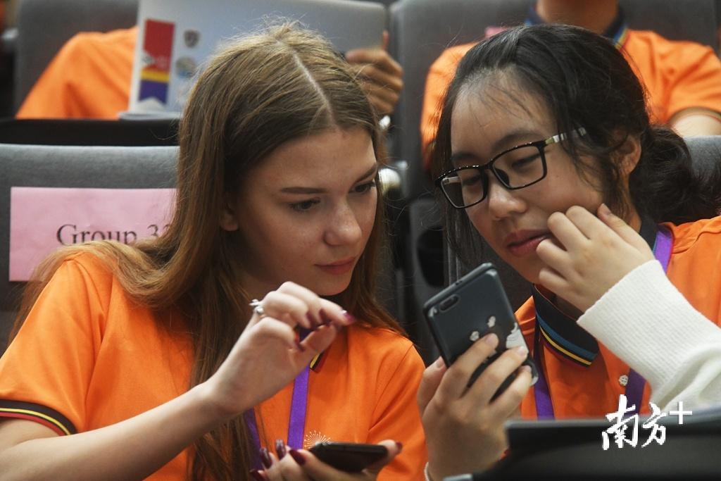 现场，来自不同国家的营员们互相交流。曾建平 摄