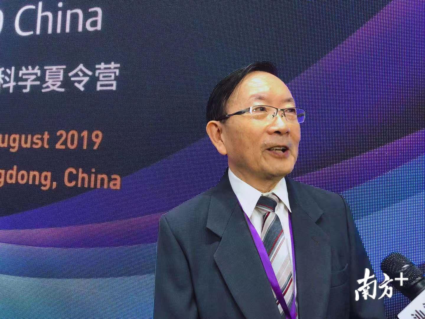 屠呦呦团队成员、中国中医科学院研究员廖福龙接受记者采访。