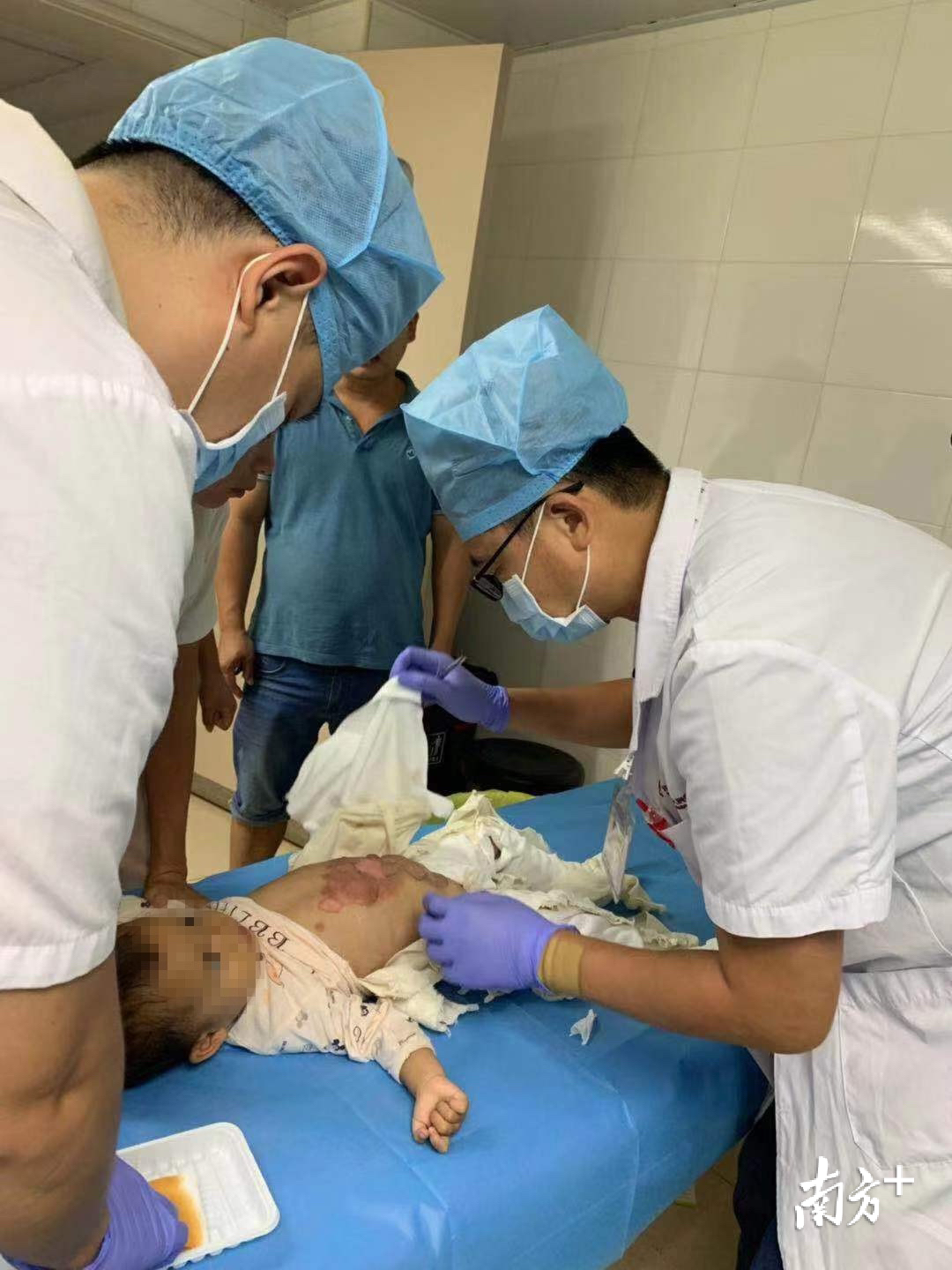 黄谦等人在高铁上救治烫伤患儿 黄谦等人在高铁上救治烫伤患儿