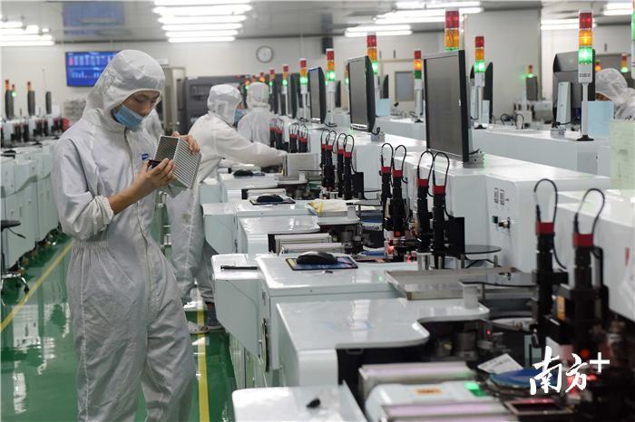 惠州将打造成超高清显示产业基地。图为雷曼光电的自动化生产线。 惠州将打造成超高清显示产业基地。图为雷曼光电的自动化生产线。