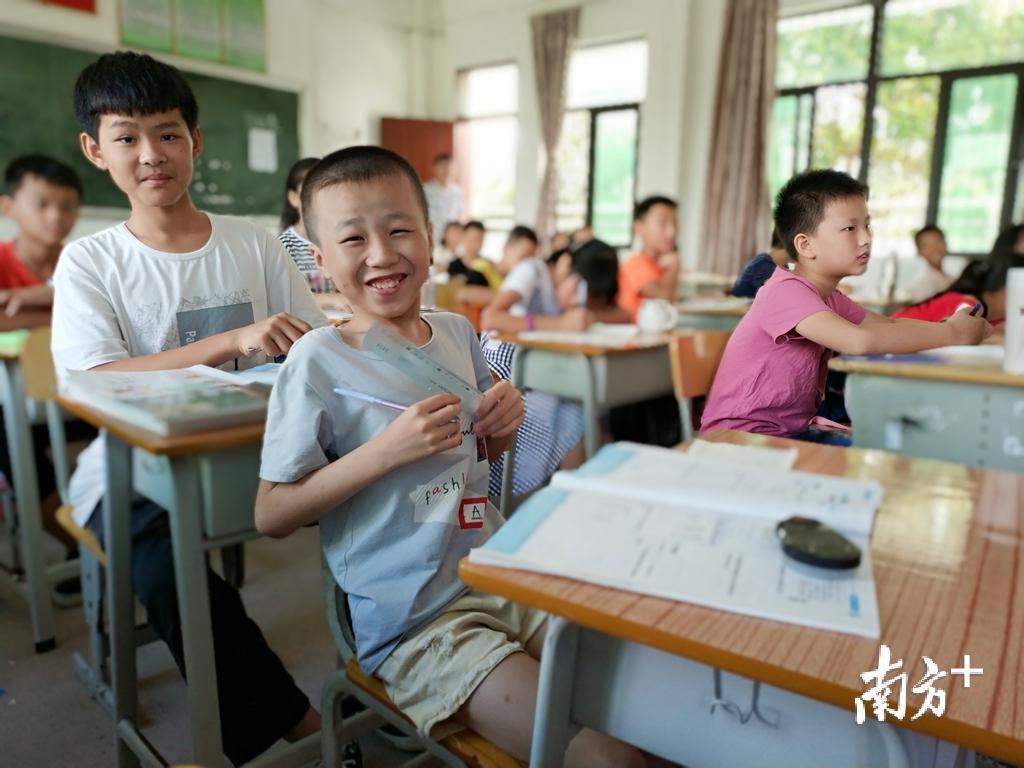 孩子们天真无邪的笑脸，给义教大学生带来快乐。