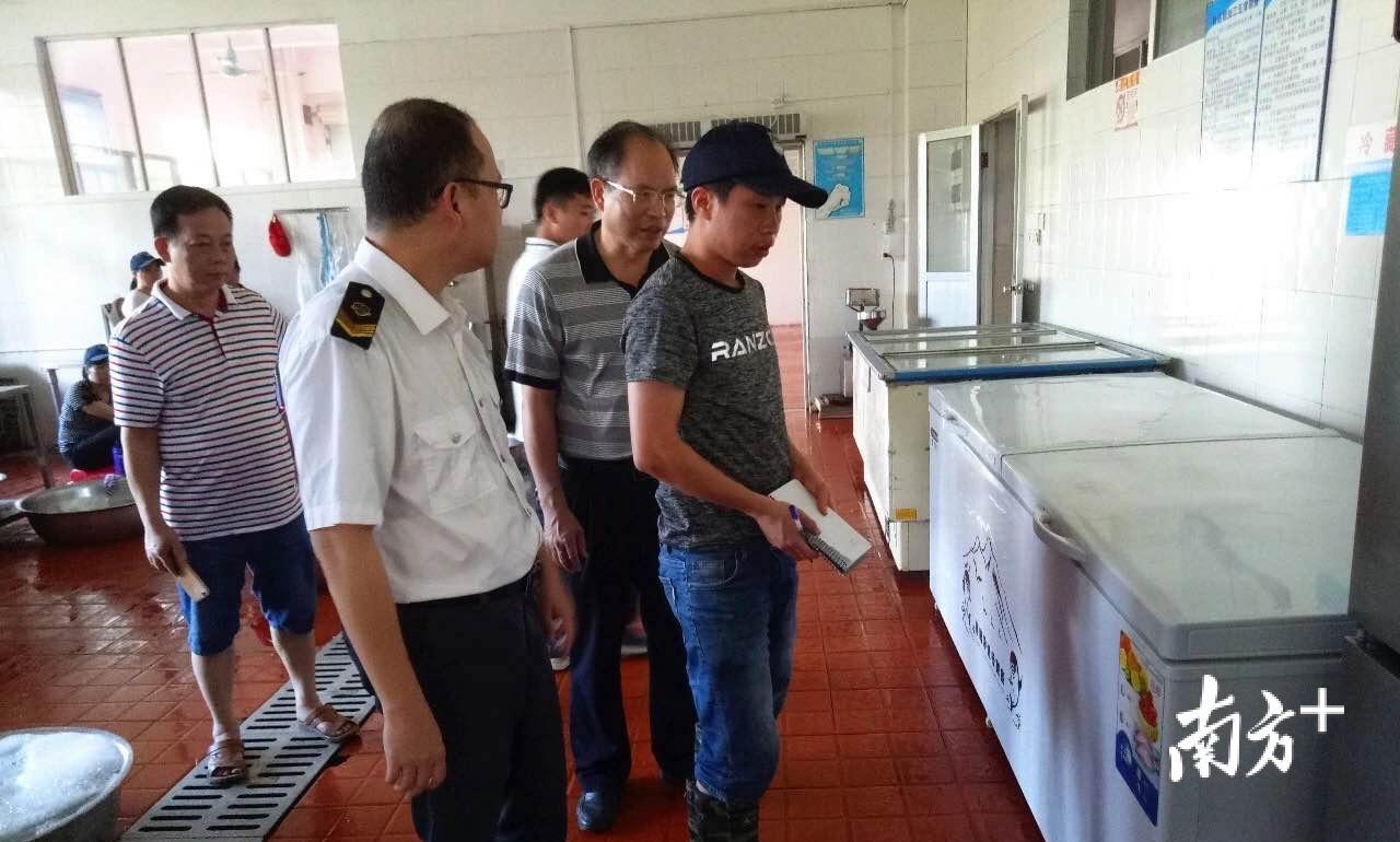 陆河市场监督管理局到陆河中学检查食品安全工作。