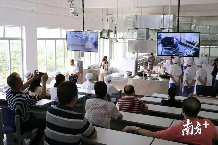 观看现场实操。