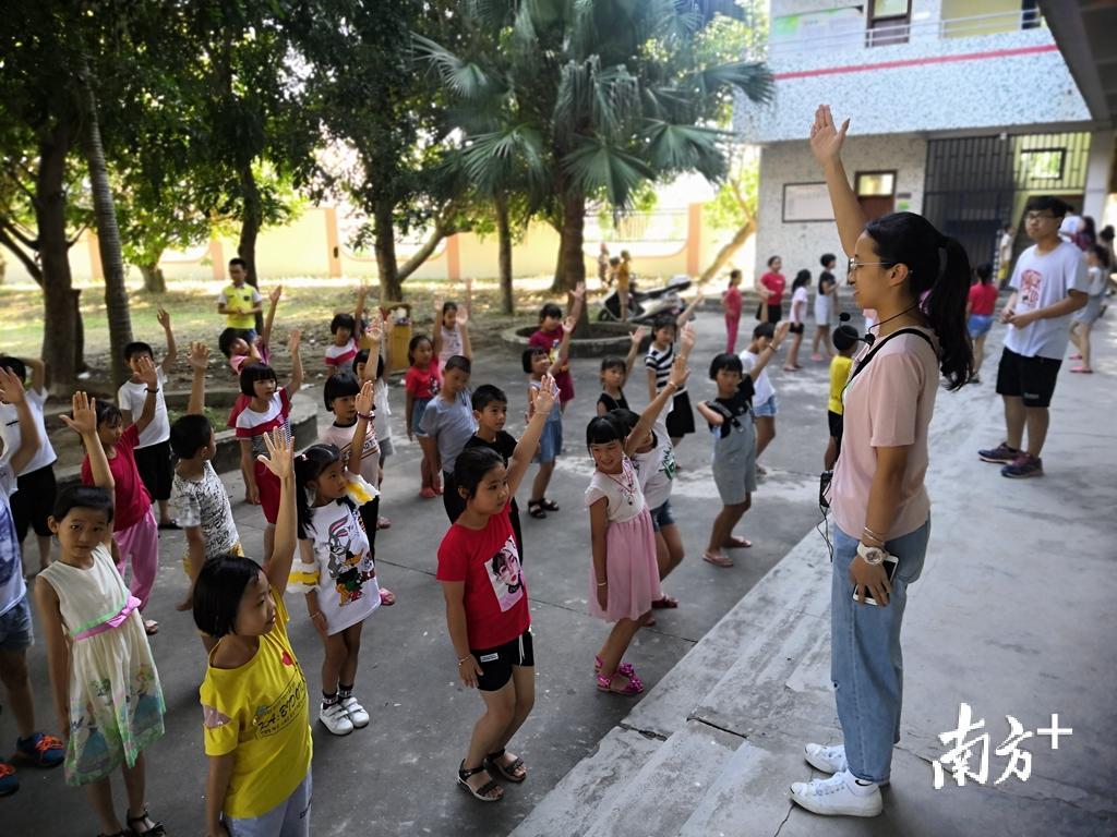 义教大学生自学广播体操并教给乡村孩子们。