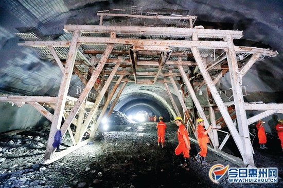 贯通的紫惠高速好义隧道。 惠州日报记者王建桥 摄