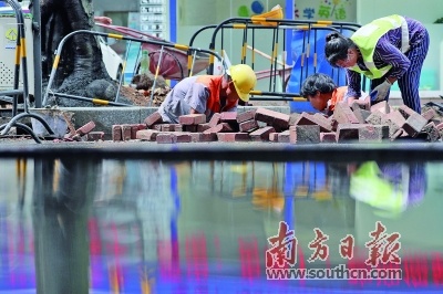 ▲联安路人行道升级改造工程,一场暴雨过后,一摊积水在新铺设的混泥土地基上难以渗透下去。 ▲联安路人行道升级改造工程,一场暴雨过后,一摊积水在新铺设的混泥土地基上难以渗透下去。