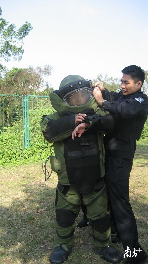 余金华需要同伴的帮助，才可以穿好防爆服。