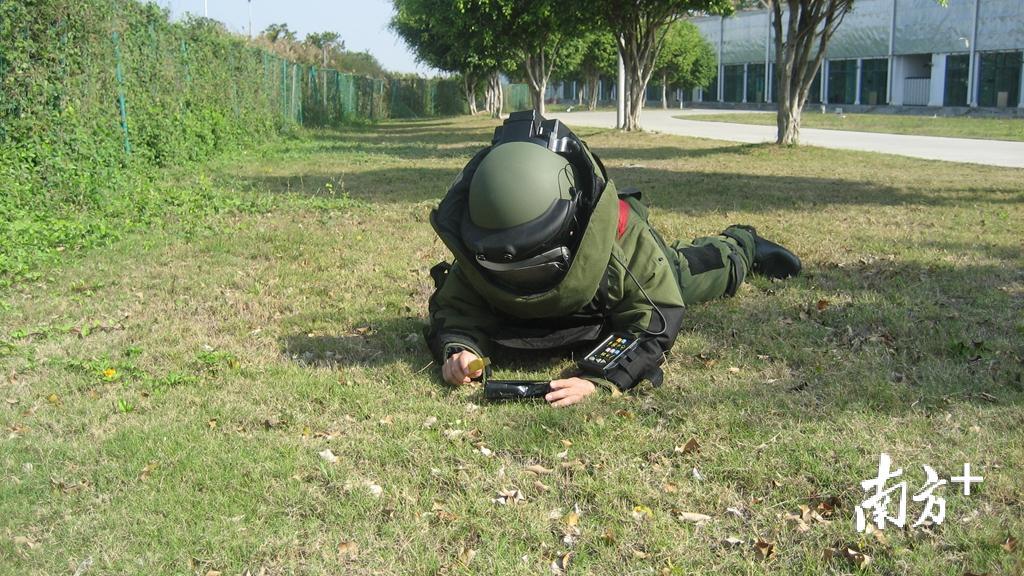 身穿排爆服的汕头版“拆弹专家”余金华。