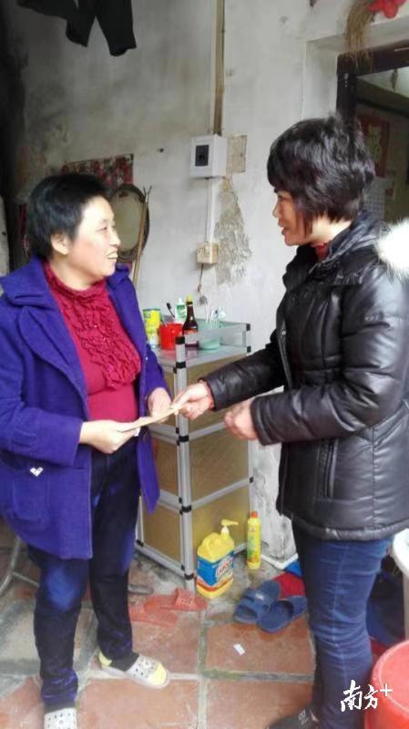 黄美琴走访基层,慰问困难群众。 黄美琴走访基层,慰问困难群众。