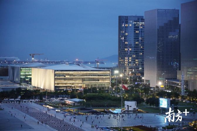 随着城市功能的不断完善，市民消费水平逐渐升级，宝安商圈发展稳健。南方日报记者 何俊 摄