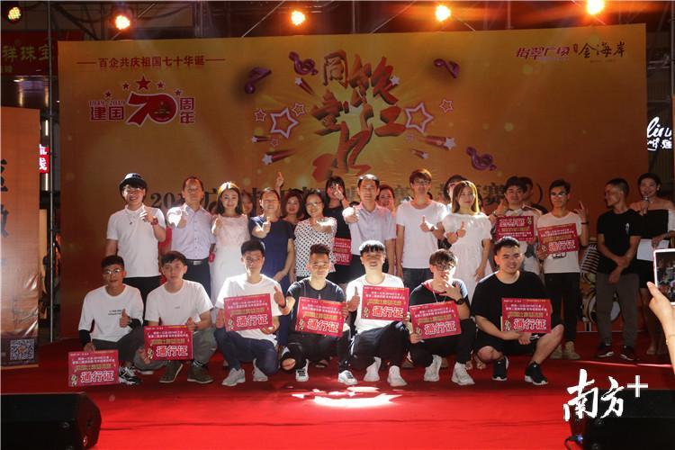 当晚,比赛16强选手诞生。其中,尹慧鑫、邹海鹏等前六名选手将参加清远市“同饮一江水”2019广东打工者歌唱比赛。陈咏怀摄 当晚,比赛16强选手诞生。其中,尹慧鑫、邹海鹏等前六名选手将参加清远市“同饮一江水”2019广东打工者歌唱比赛。陈咏怀摄