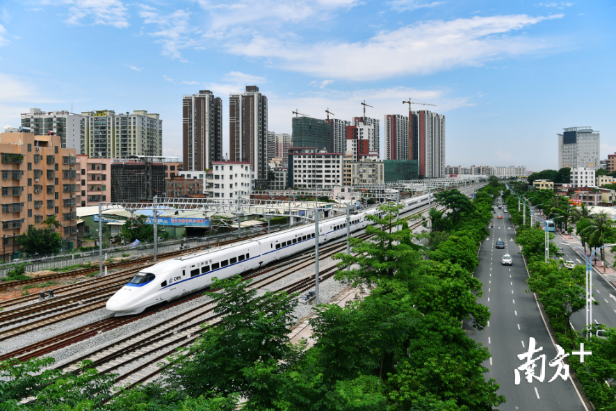 和谐号动车组在茂名市中心城区经过。丘立贺 黄林明 摄 和谐号动车组在茂名市中心城区经过。丘立贺 黄林明 摄