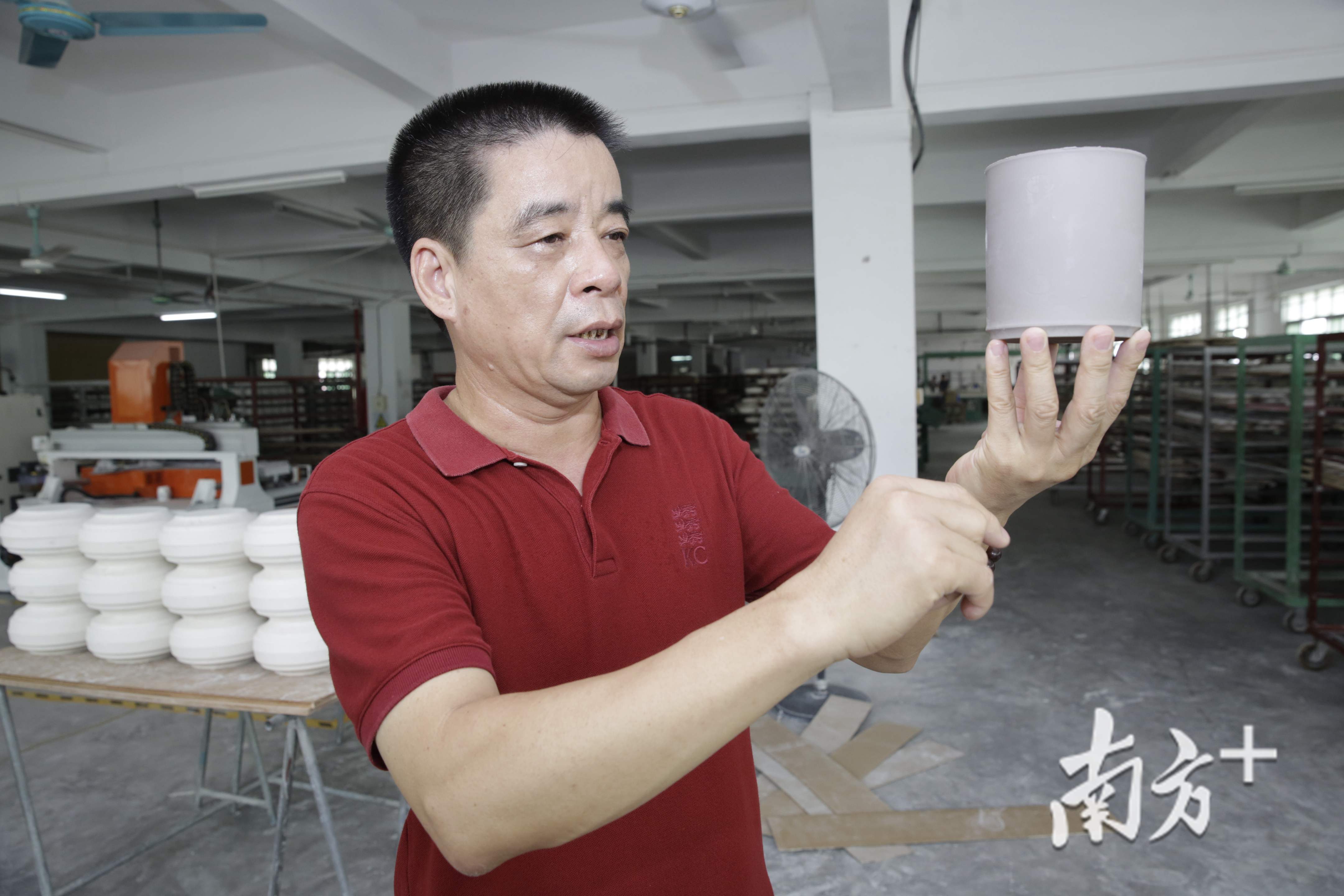 林道藩展示陶瓷产品。