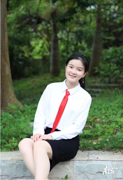 附属小学,当时年仅22岁的她刚踏入工作岗位就担任班主任兼语文老师