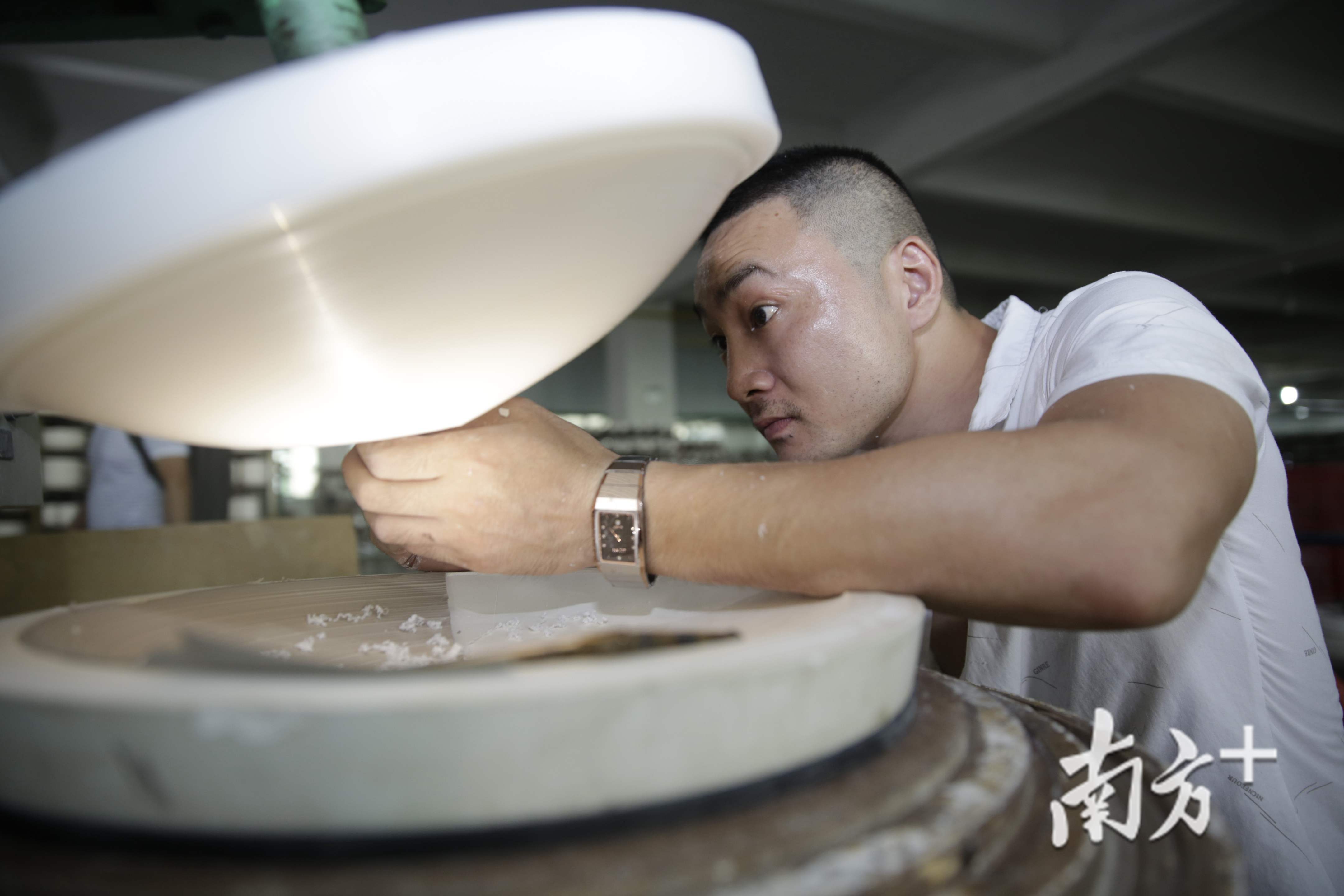 松发公司员工在修模具。