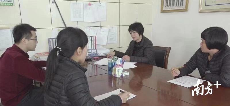 黄美琴日常工作中常常以军人精神要求自己。 黄美琴日常工作中常常以军人精神要求自己。