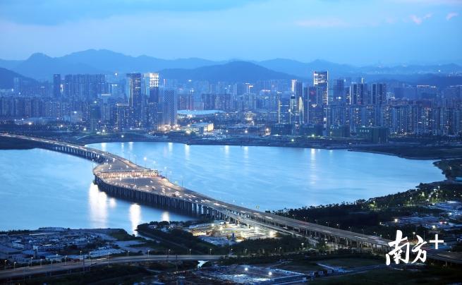 近几年随着城区中心的西移，原来处于商圈弱势的宝安各片区遍地开花，新建成多个大型商贸中心。南方日报记者 何俊 摄