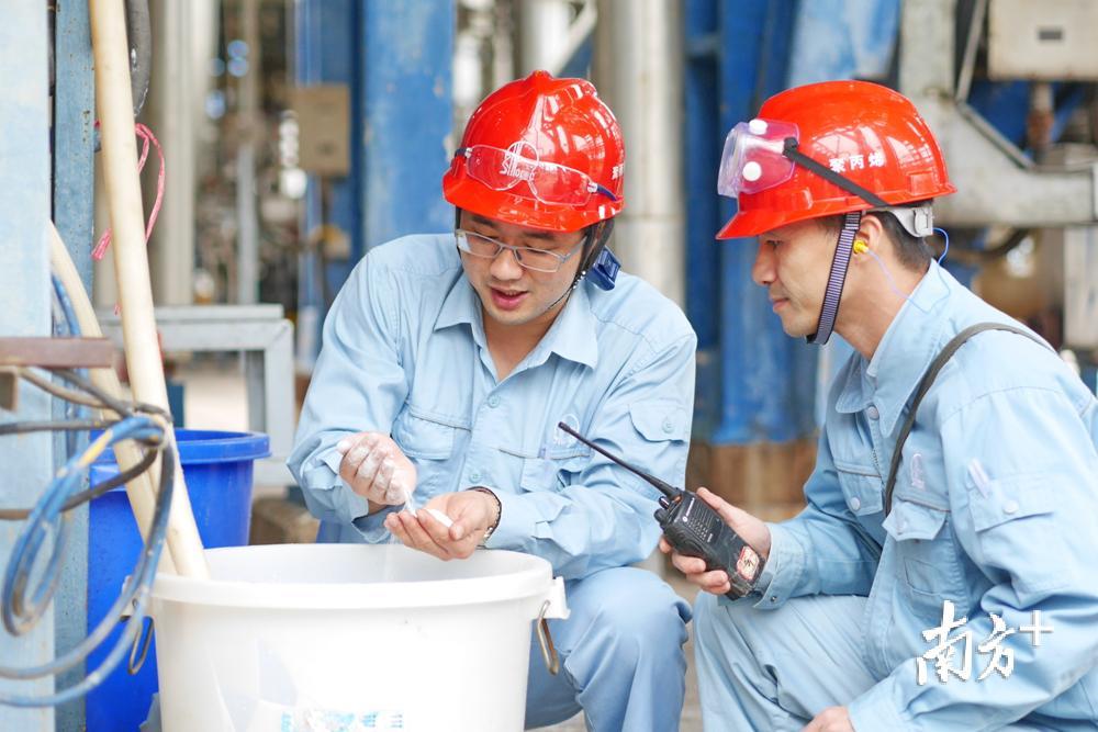 茂名石化职工检查乙烯产品。 柯裕清 摄