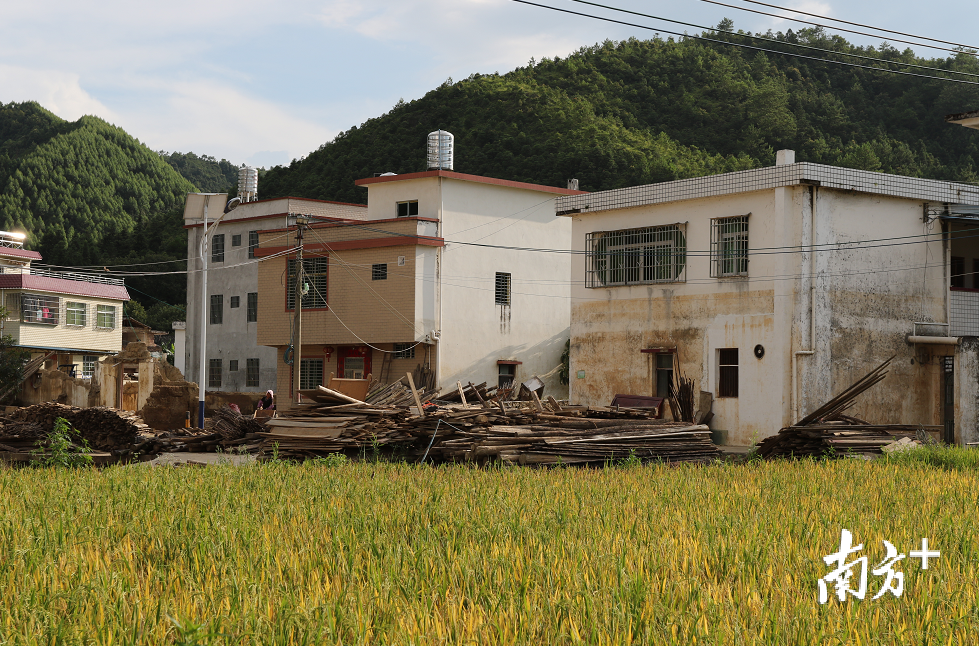 下洞村民房被洪水浸泡的痕迹依然清晰可见。
