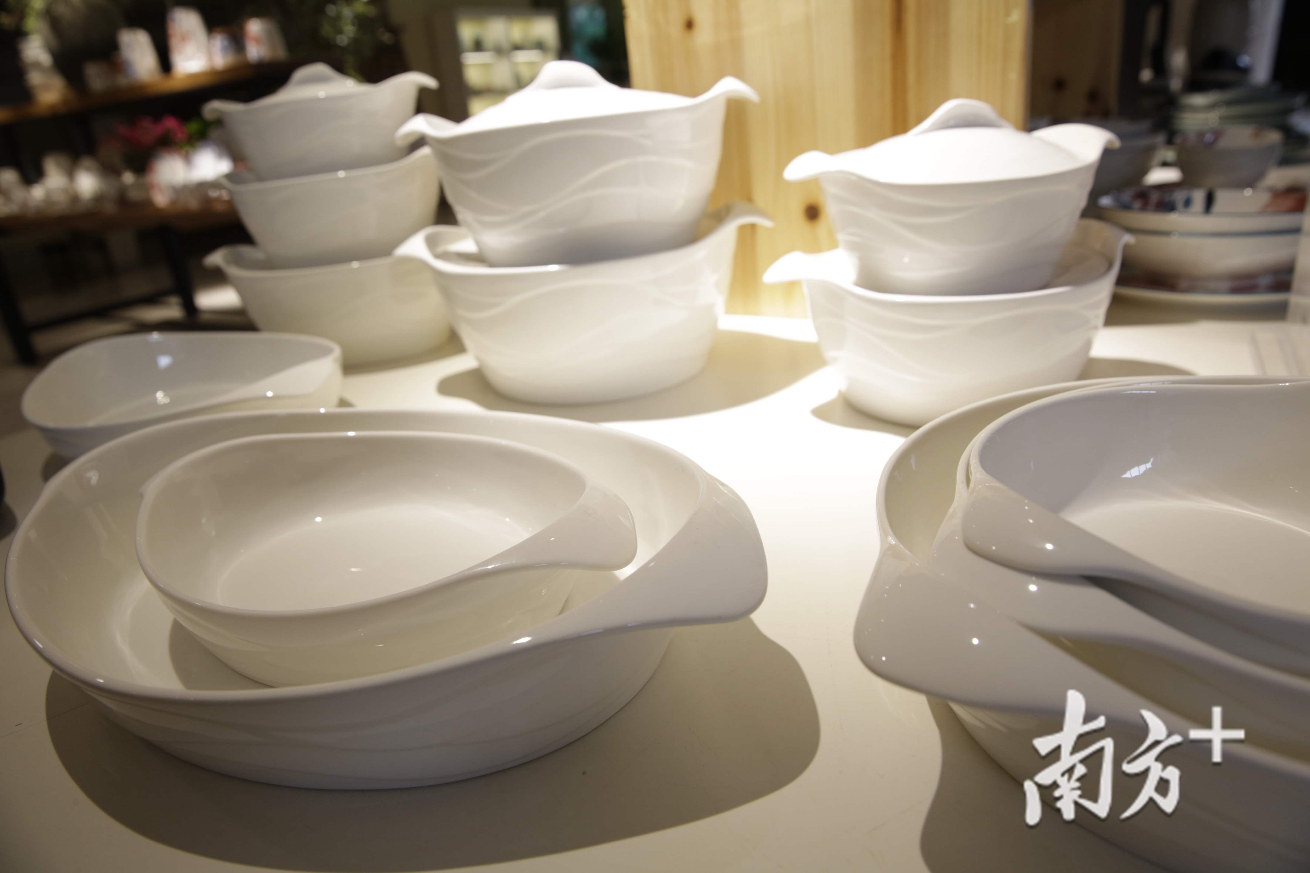 林道藩设计的“海鸥”系列餐具。