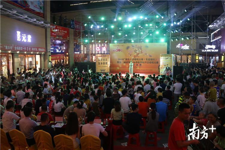 比赛现场吸引了上千民群众观看。陈咏怀摄。 比赛现场吸引了上千民群众观看。陈咏怀摄。