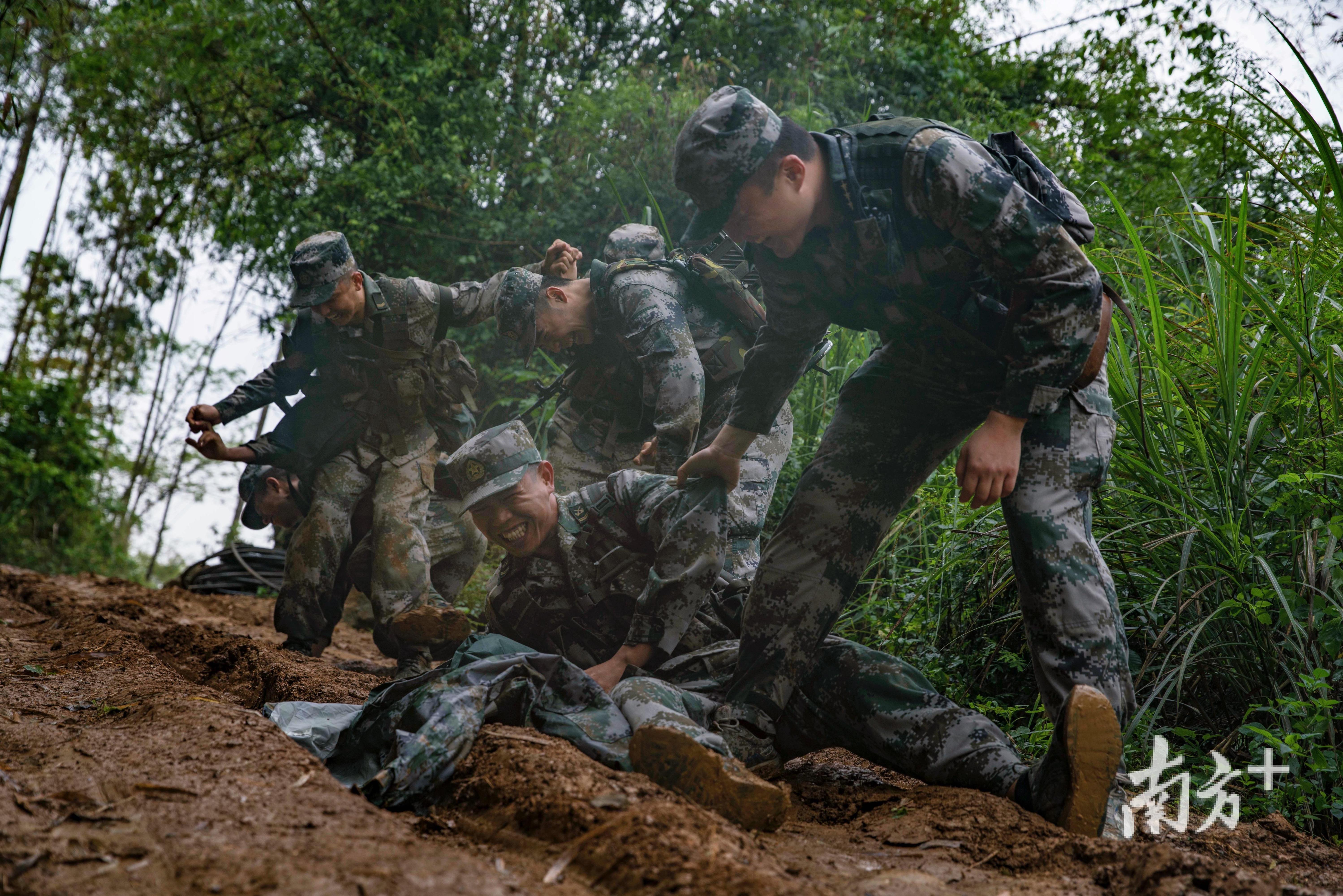 广西边境气候潮湿，巡逻地段常泥泞难行，官兵们稍有不慎就会滑倒。