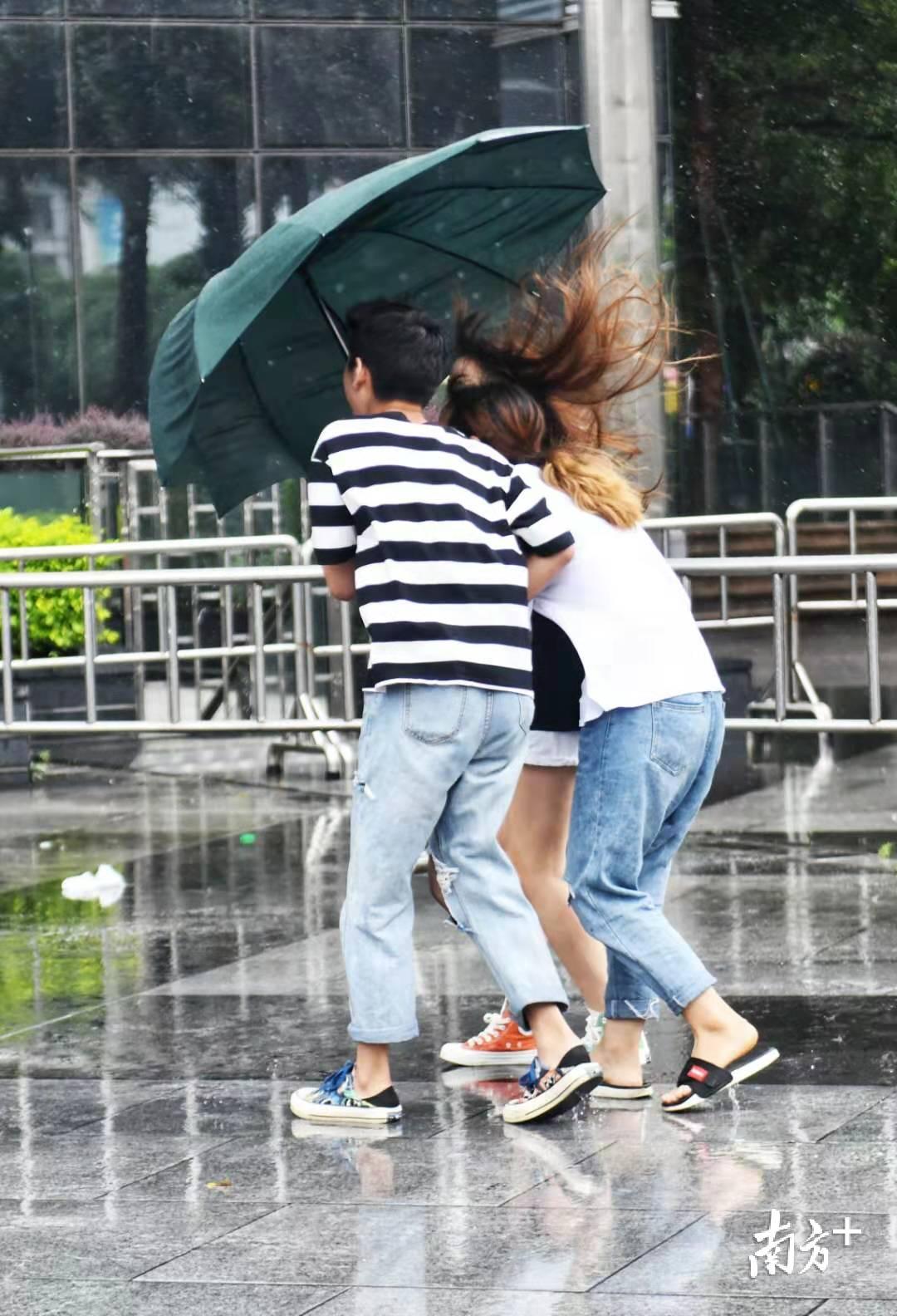 抓穩你的傘!颱風天,廣州迎來大風大雨