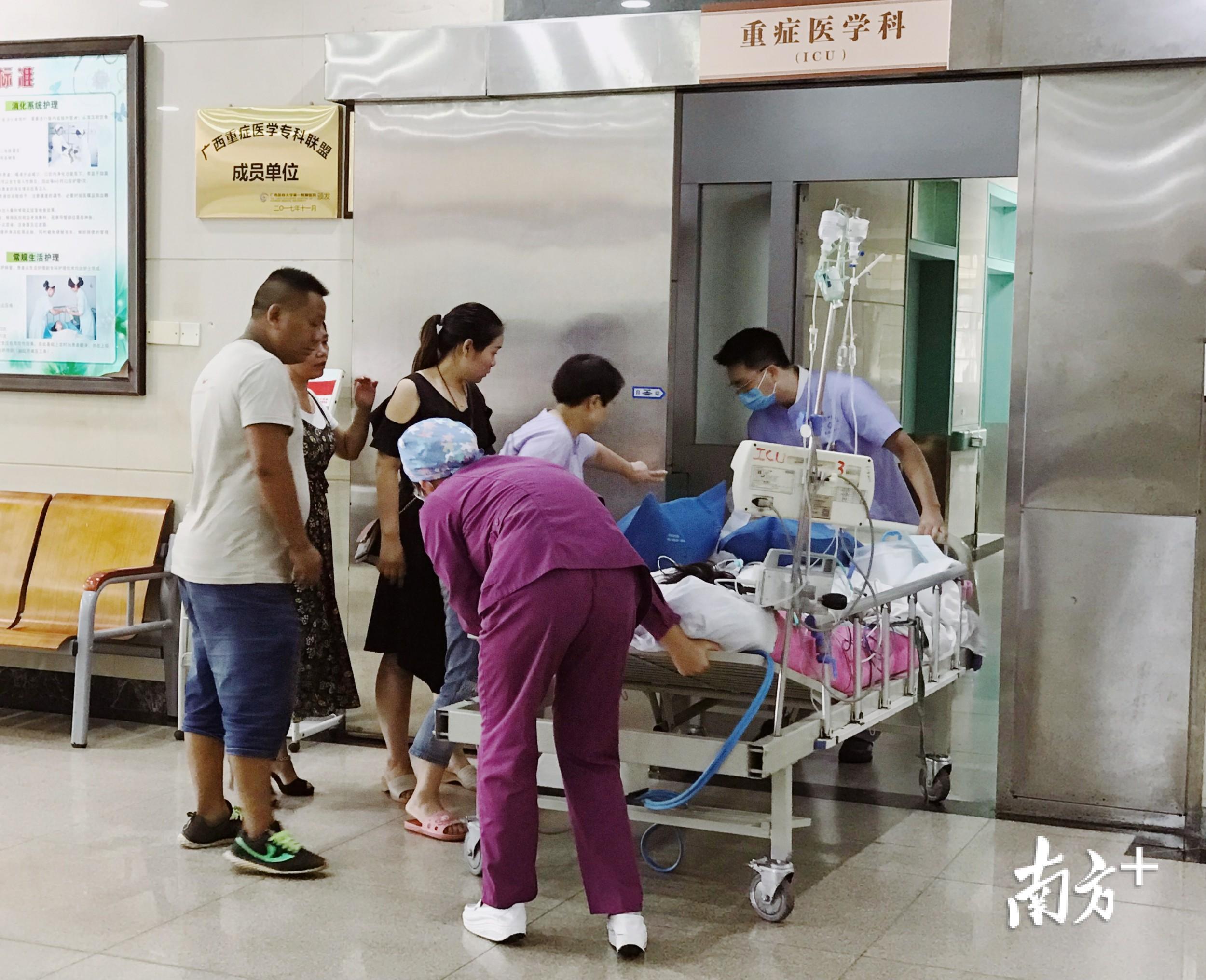 8月1日10时20分左右，一名男性伤者从ICU被送出，在家属和医护人员的陪伴下转入放射科做CT复查。