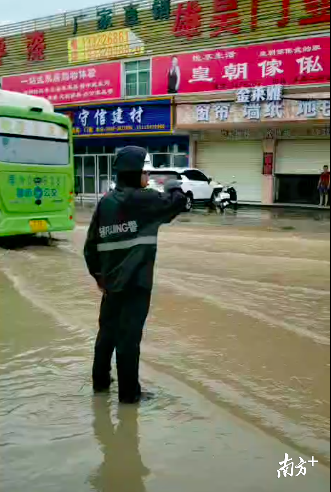 交警在风雨中指挥交通。