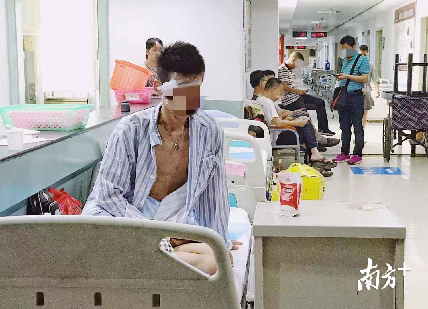 一名头部腿部受伤的伤者刚吃完早饭。