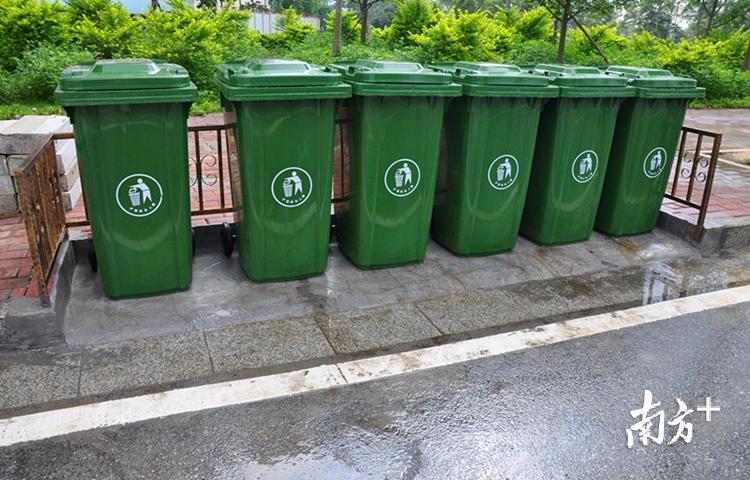 为更好引导市民朋友养成良好的卫生习惯,近年来,清新区在垃圾桶设置、门前三包等工作中下了不少的功夫。贺欢 摄 为更好引导市民朋友养成良好的卫生习惯,近年来,清新区在垃圾桶设置、门前三包等工作中下了不少的功夫。贺欢 摄