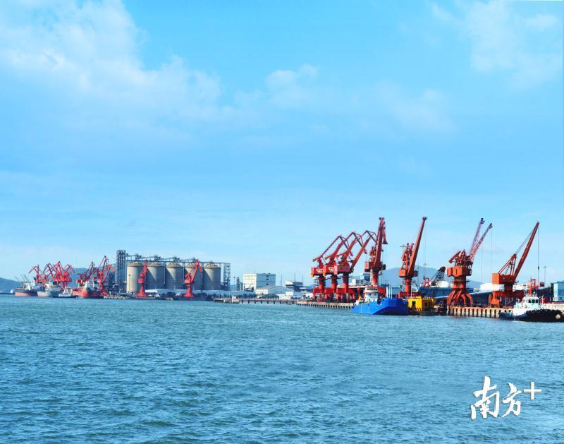 阳江发挥沿海临港优势，全力打造广东沿海经济带重要战略支点，宜居宜业宜游现代化滨海城市。资料图片。