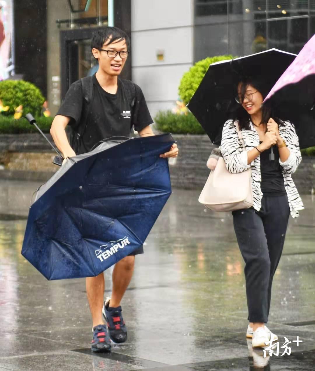 抓稳你的伞!台风天,广州迎来大风大雨