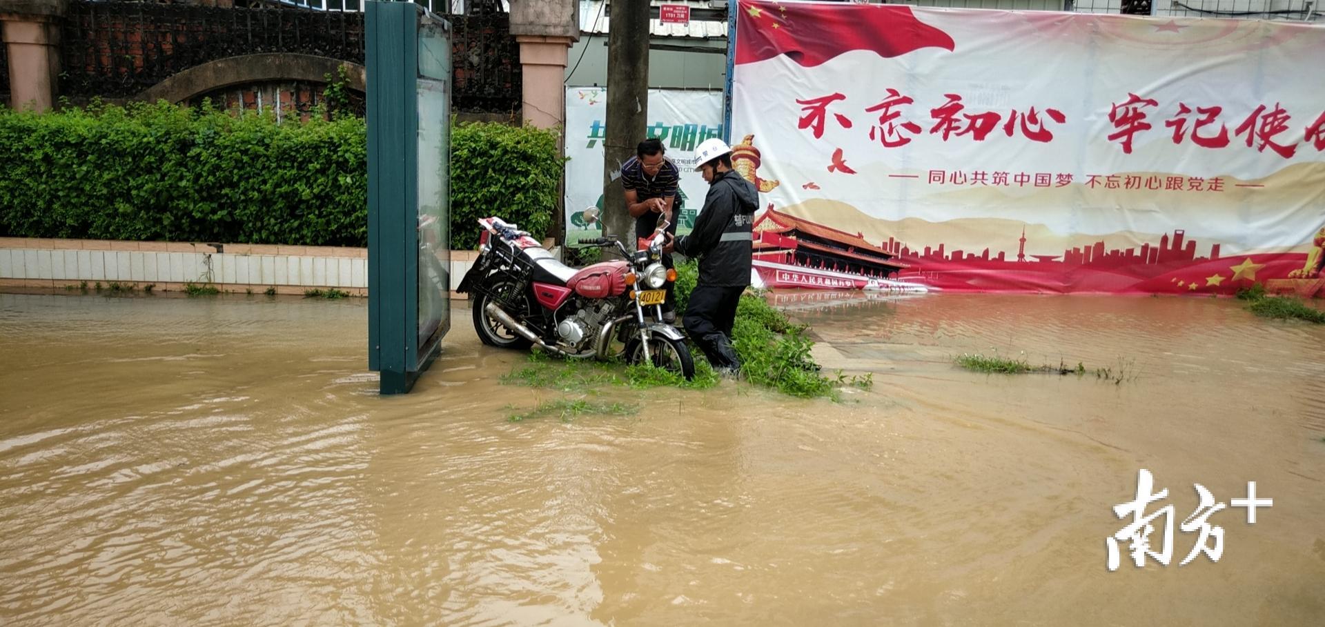 交警协助群众转移受困车辆。