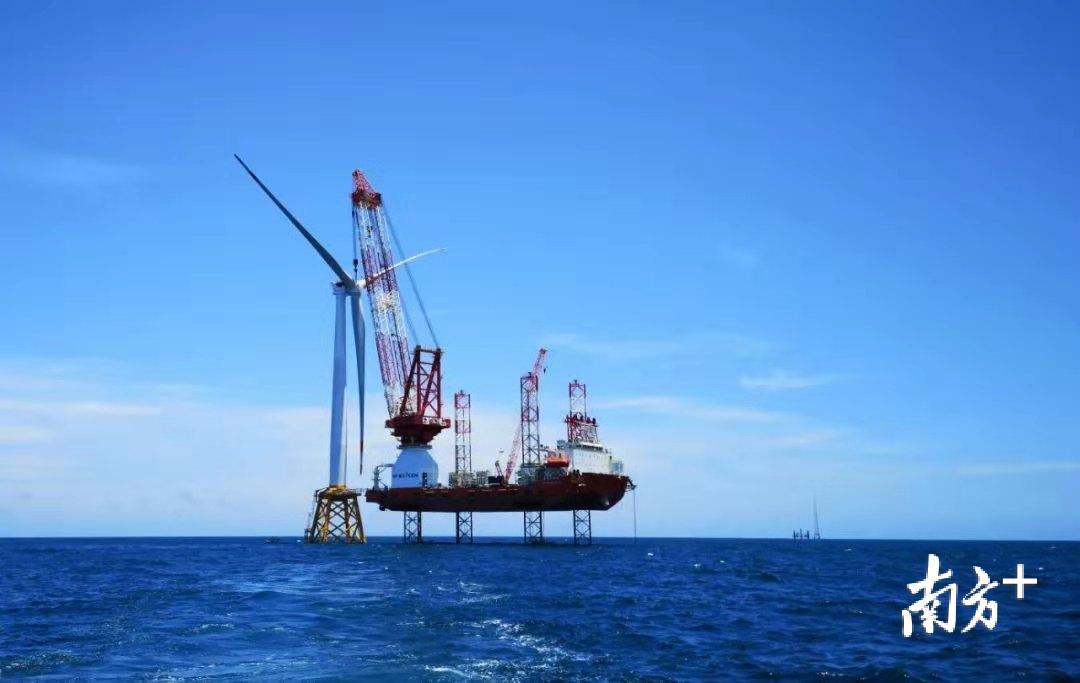 阳江四大海上风电场陆续进入风机安装阶段，年内将陆续投入发电。谭文强 摄