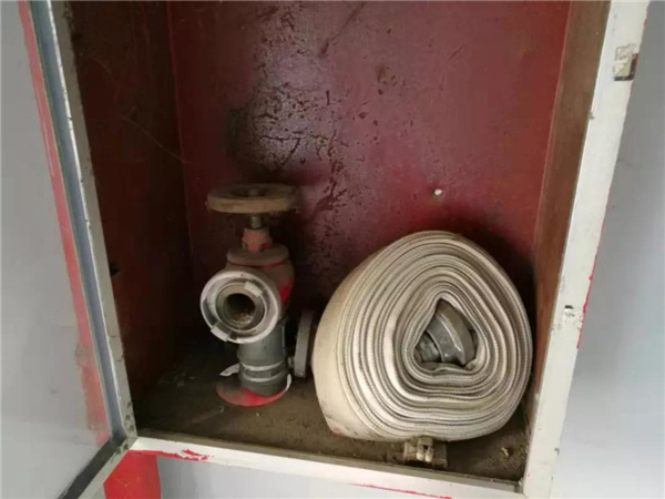 消防栓箱内配件不齐。