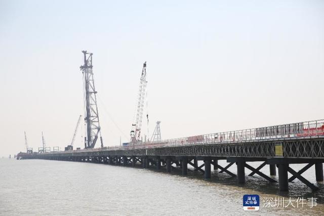 在中山市的马鞍岛,从施工便桥延伸到海中的工地,深中通道从这里登陆中山。目前,在粤港澳大湾区建设的背景之下,深圳跨珠江口只有一条深中通道,远不能满足远期需要。南都资料图 (记者 吴进 摄) 在中山市的马鞍岛,从施工便桥延伸到海中的工地,深中通道从这里登陆中山。目前,在粤港澳大湾区建设的背景之下,深圳跨珠江口只有一条深中通道,远不能满足远期需要。南都资料图 (记者 吴进 摄)