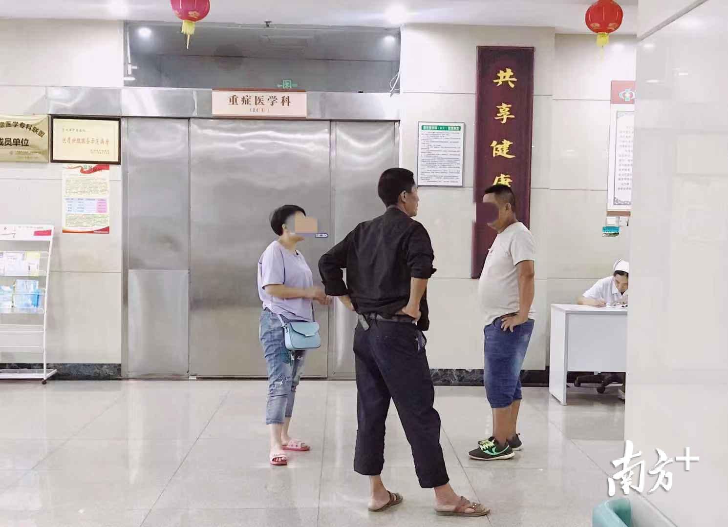 8月1日早上，在贺州市中医院ICU病房门口，伤者的家属正在焦急等待。