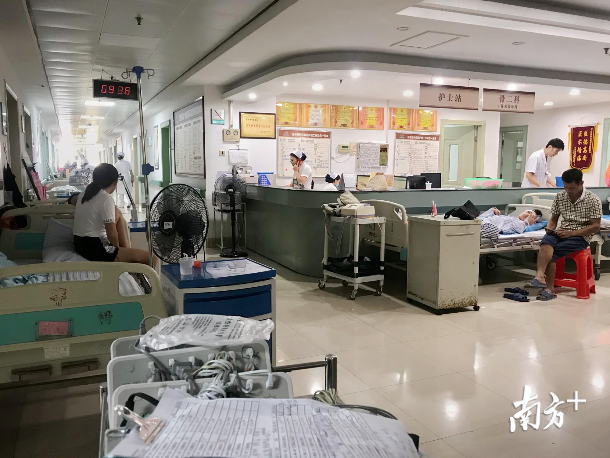 8月1日早上，在贺州市中医院骨科住院部，由于病房已经住满病人，一些病床被安置在了走廊过道上。