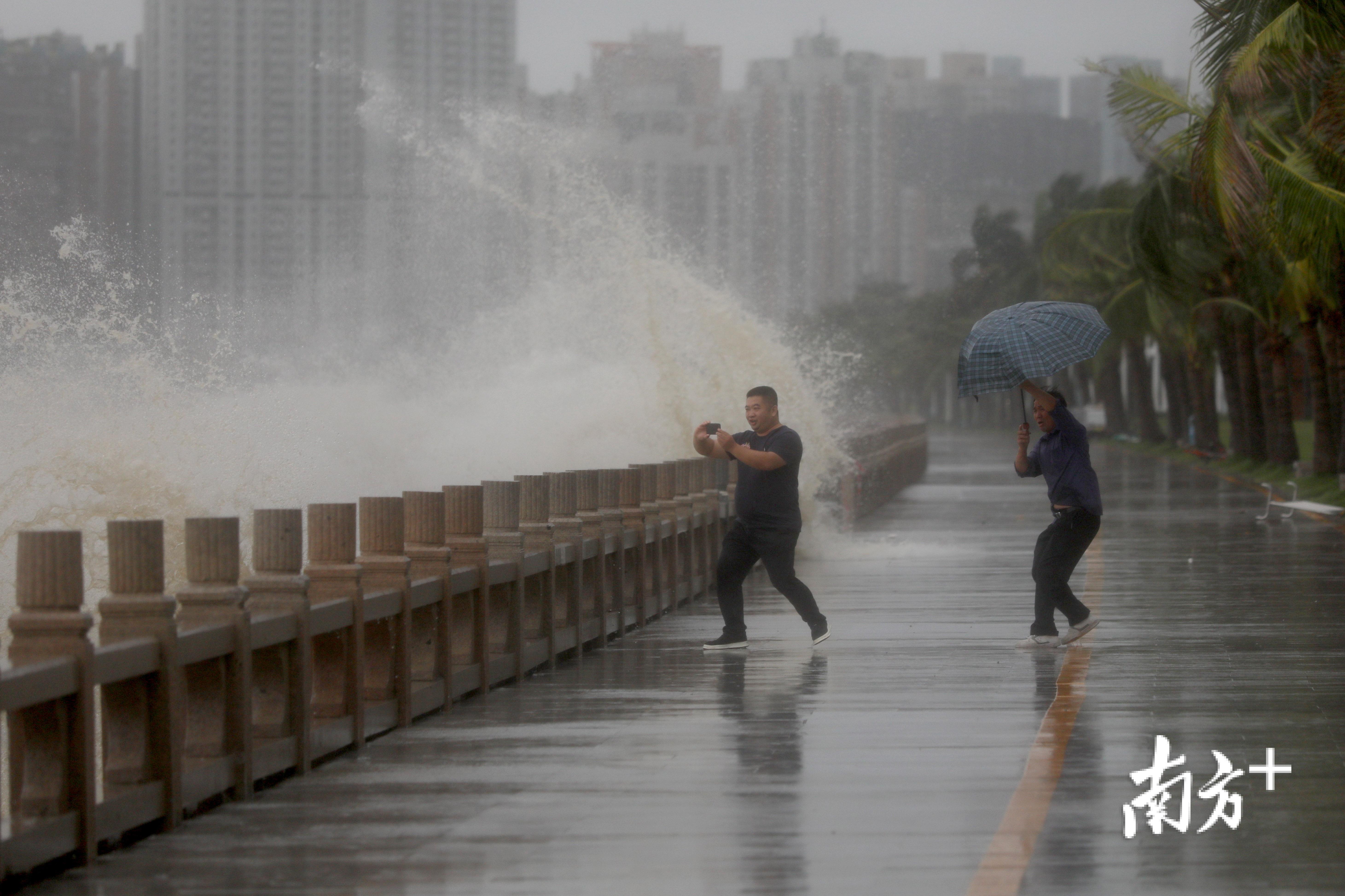 珠海情侣路浪高超3米,男子冒险拍照被吓退