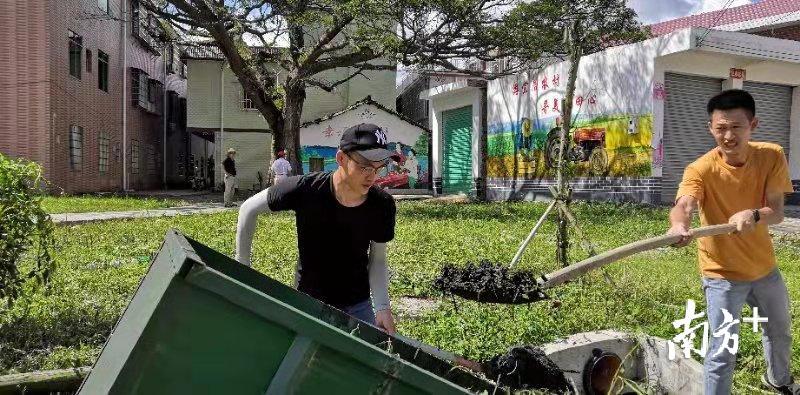 来自华南理工大学的郑红斌协助镇里开展农村人居环境整治。