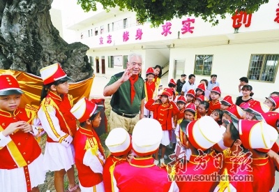 在青少年传承红色基因教育基地,老党员向学生讲述当年的革命故事。李忠 摄 在青少年传承红色基因教育基地,老党员向学生讲述当年的革命故事。李忠 摄